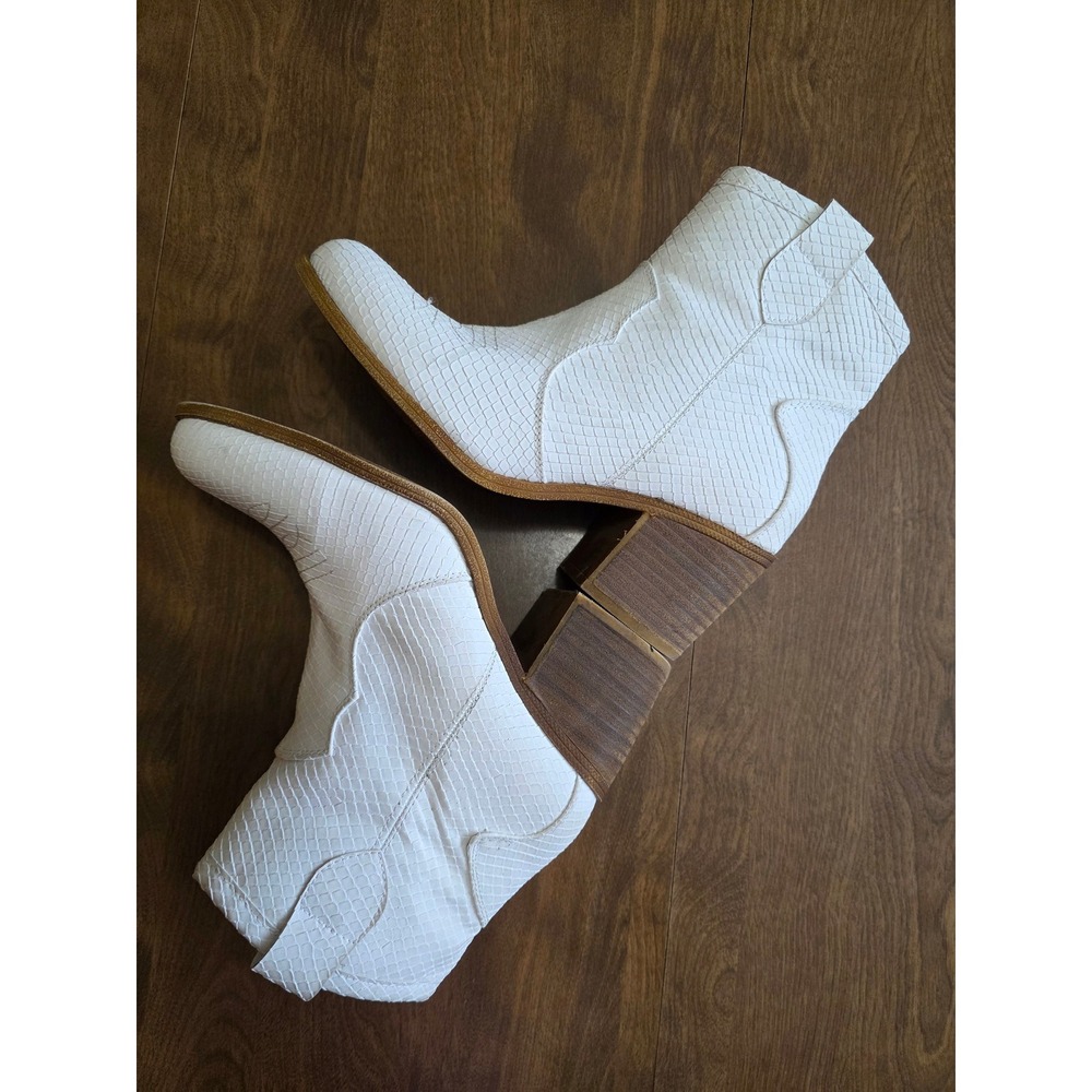 Dirty Laundry White Snakeskin Embossed Western Ankle Boots Size 8 US 38.5 EU